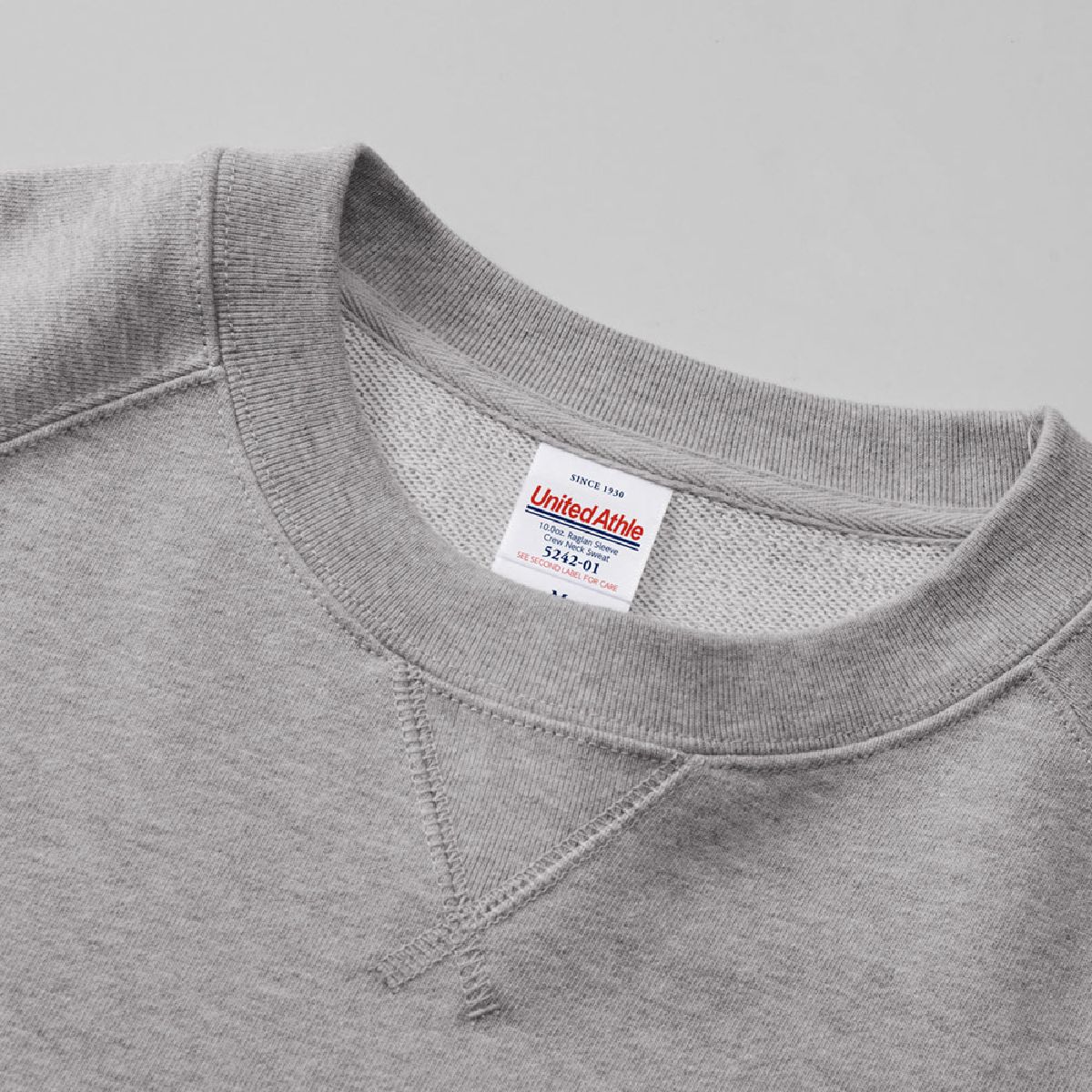 頸肋是耐用的雙針跡，憲報部分是肋骨材料。