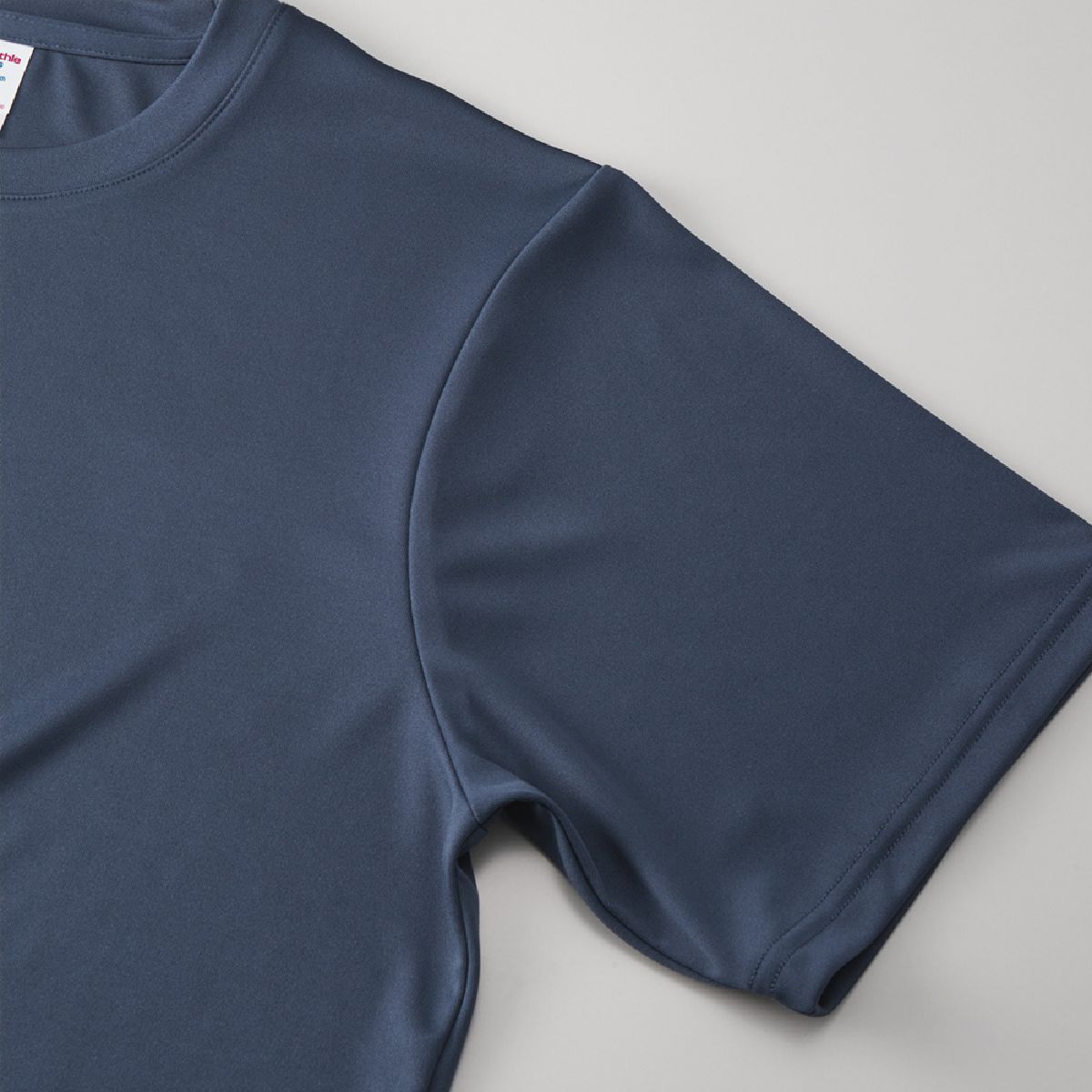 袖口用兩個針和兩個針頭完成後完成，使其堅固。