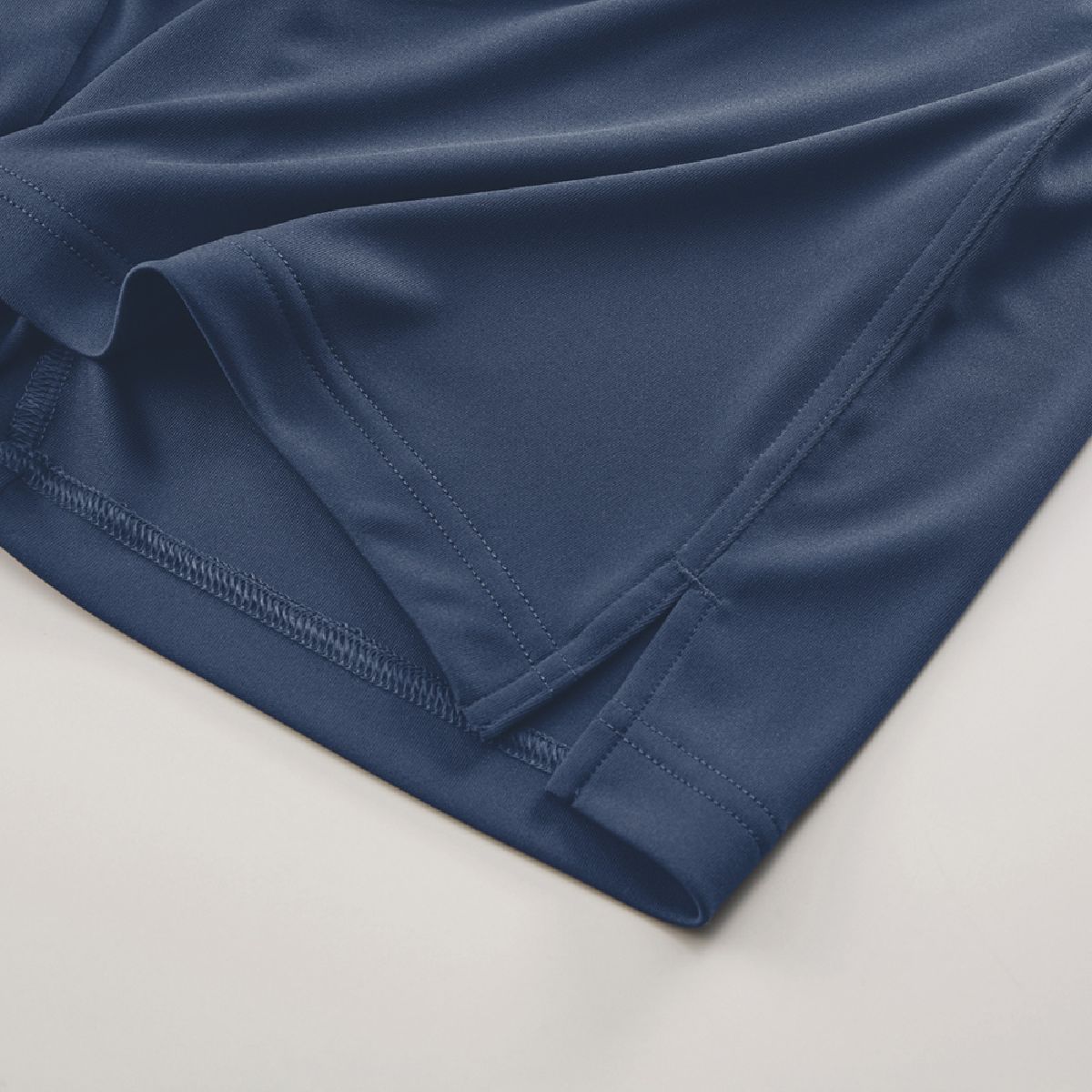 左側和右側的縫隙可允許運動範圍廣泛