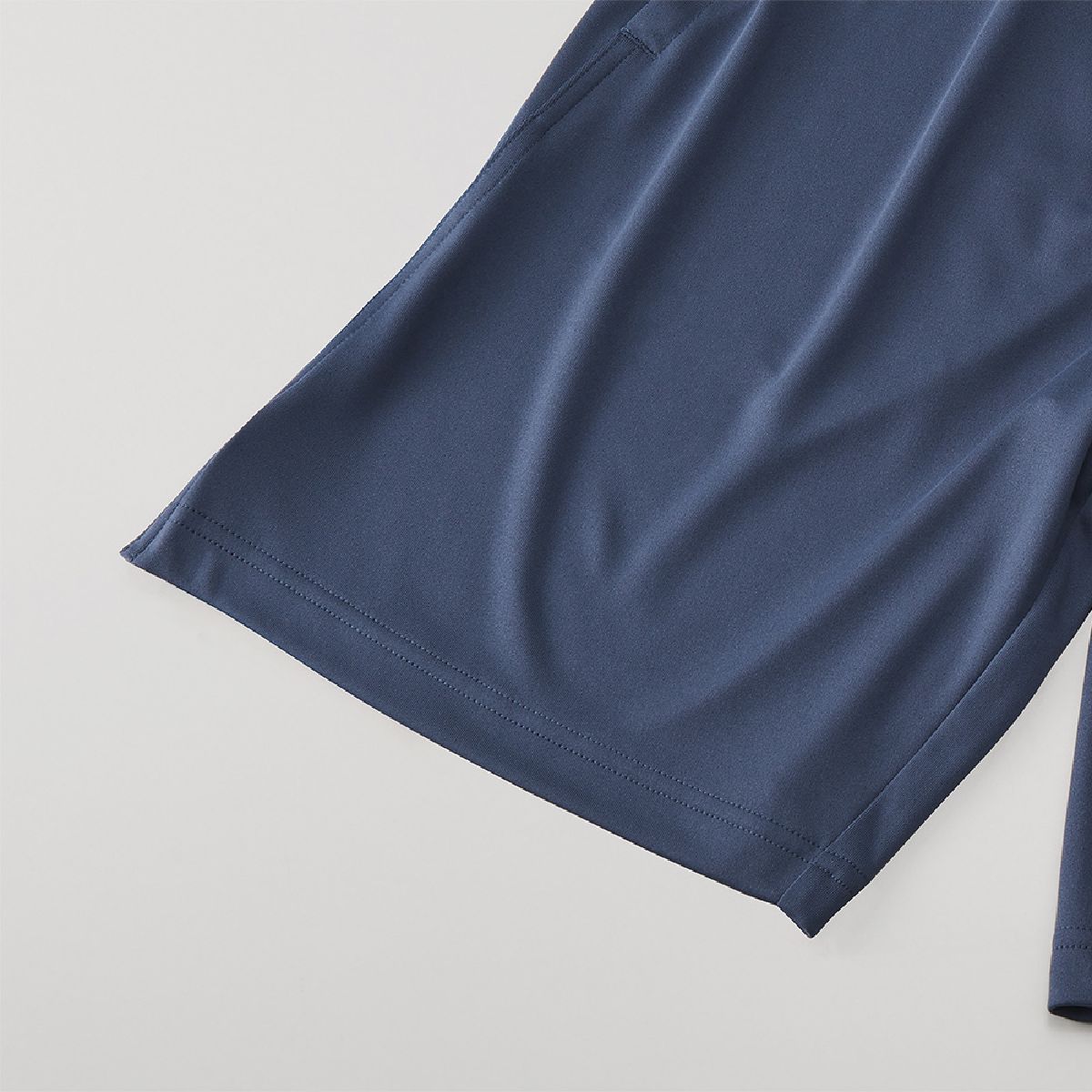 拆卸覆蓋後，下擺用兩個針和兩個針頭完成，使其結實。