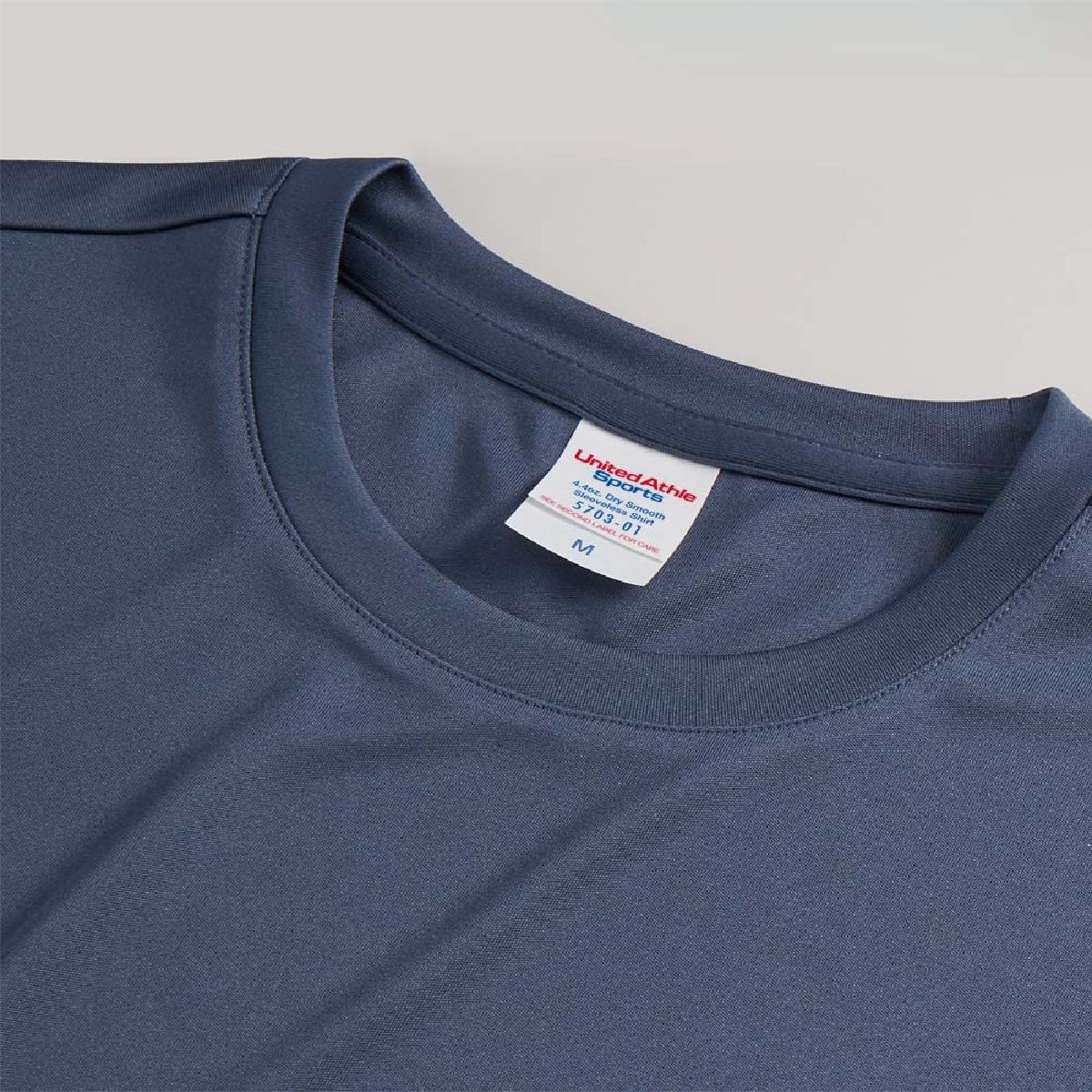 脖子由相同的織物製成，而Koba針跡飾面則可以提高強度。