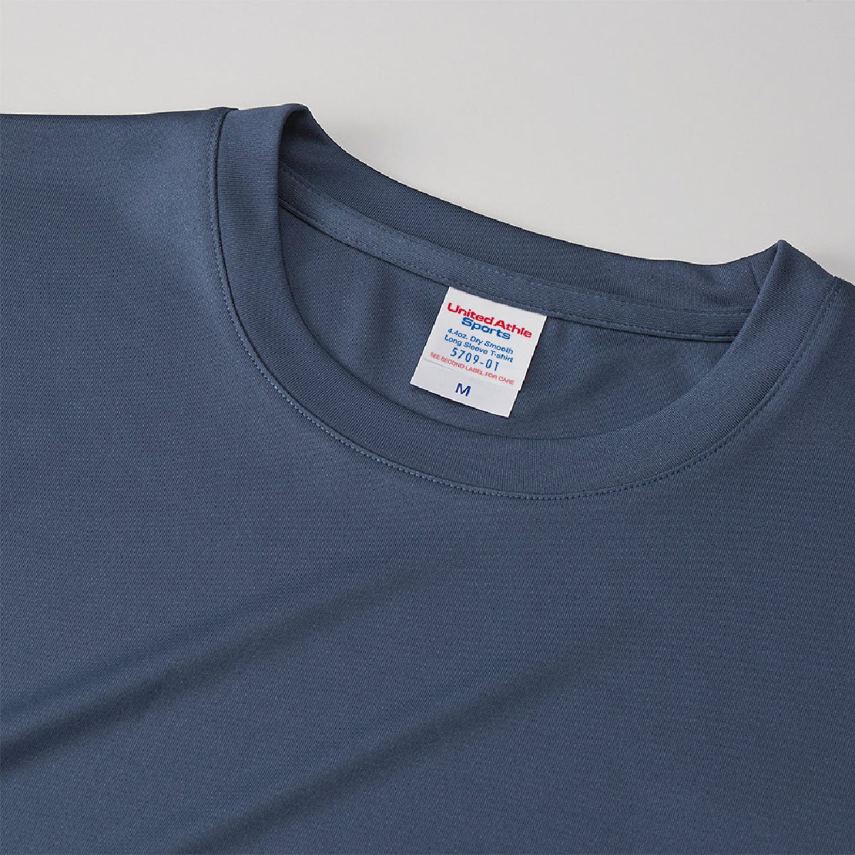 脖子由相同的織物製成，而Koba針跡飾面則可以提高強度。