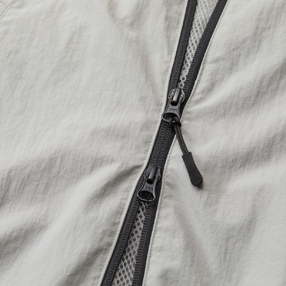 拉鍊膠帶的顏色是海軍相同的顏色，其他顏色為黑色