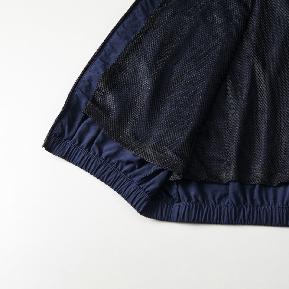 使用網狀材料襯裡，下擺閃光規格很方便地打印