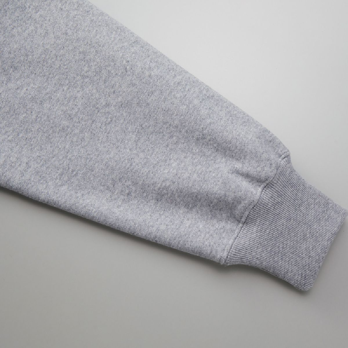 袖口和肋骨線是耐用的雙針