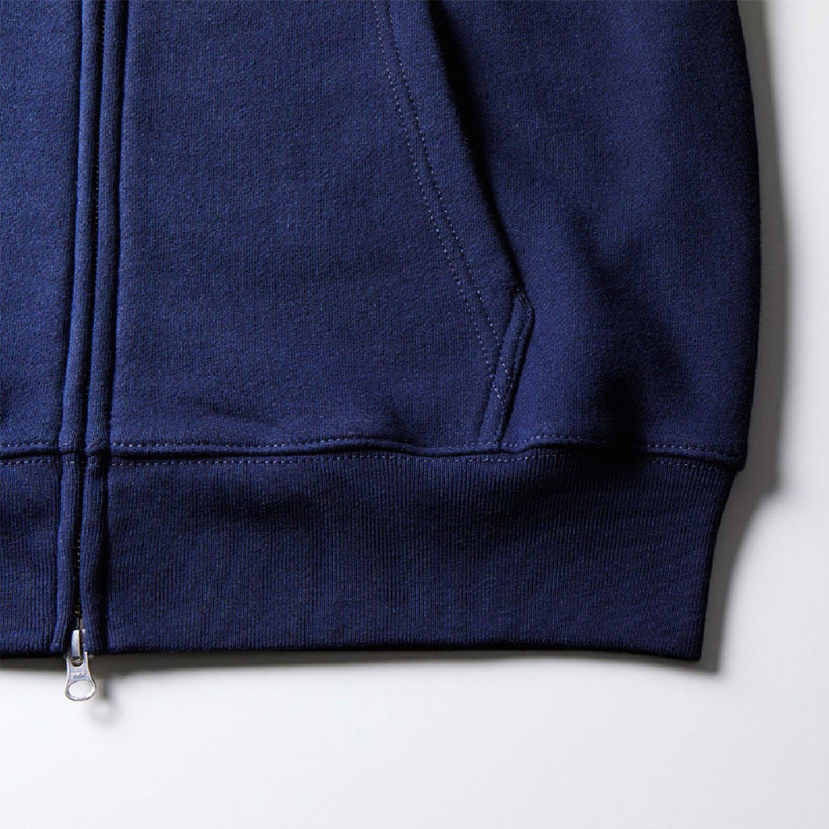 下擺的肋骨和身體的接縫線是耐用的雙針跡