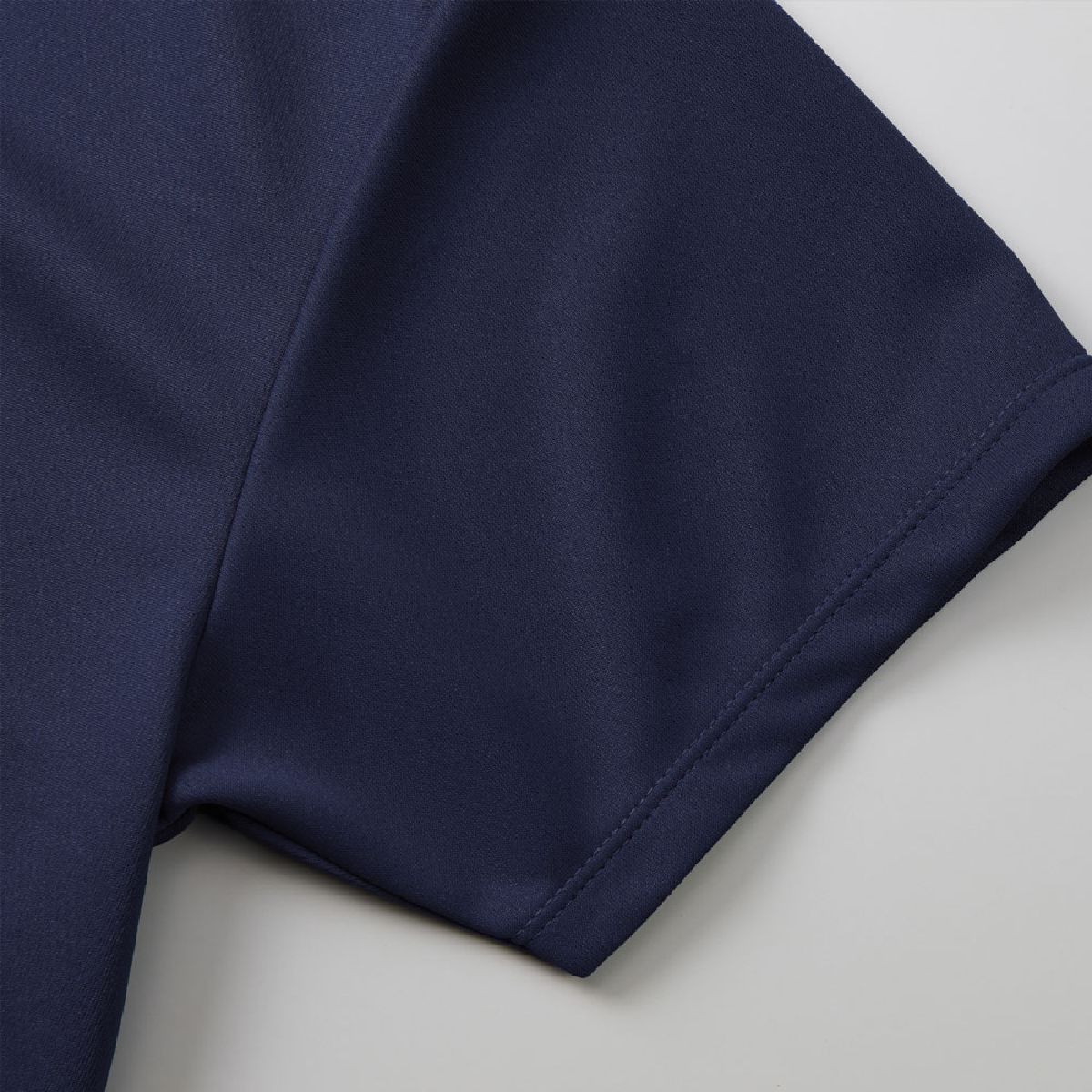 縮短下擺，針跡間隔為3mm，可產生女性氣質。