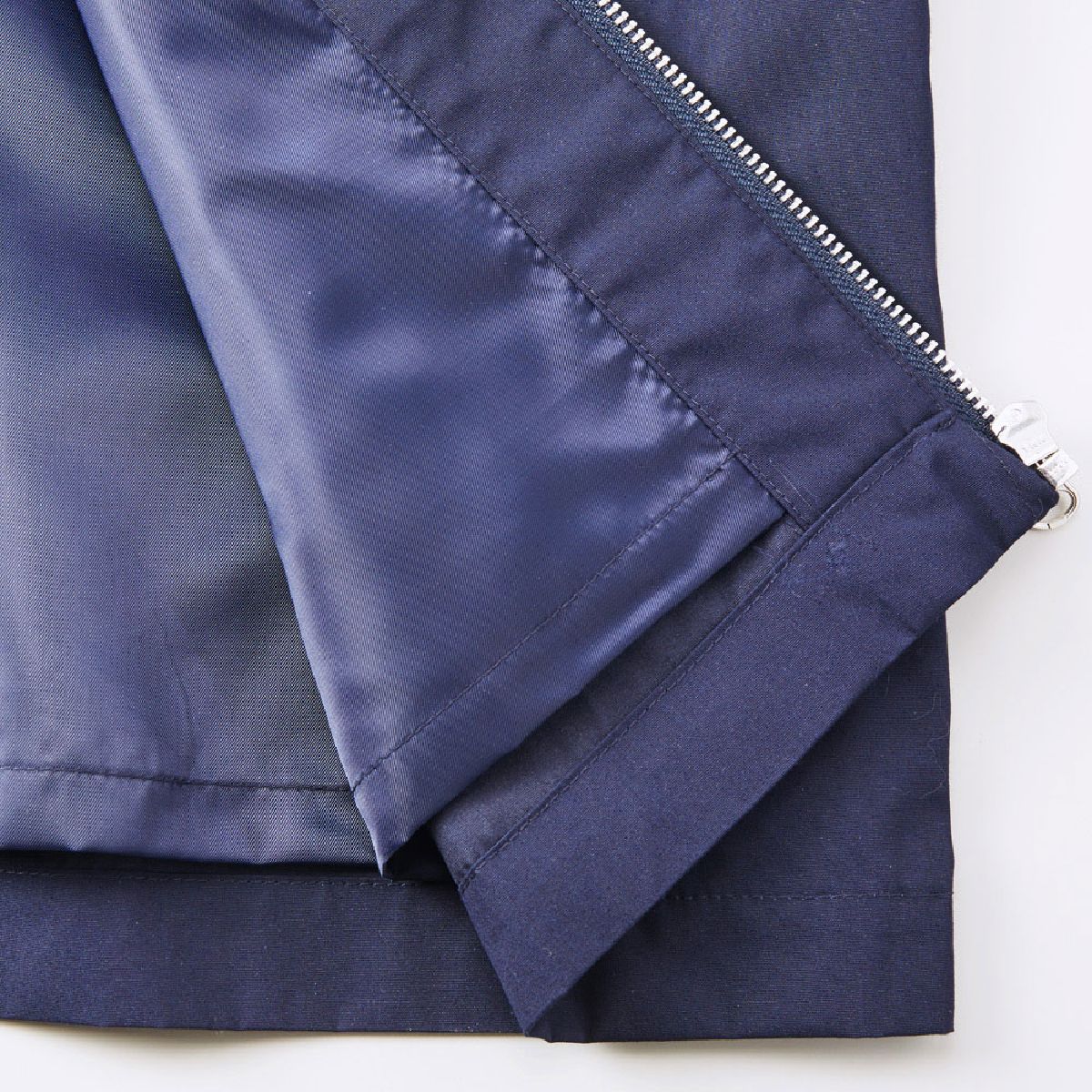 下擺閃光規格帶有襯裡，方便打印