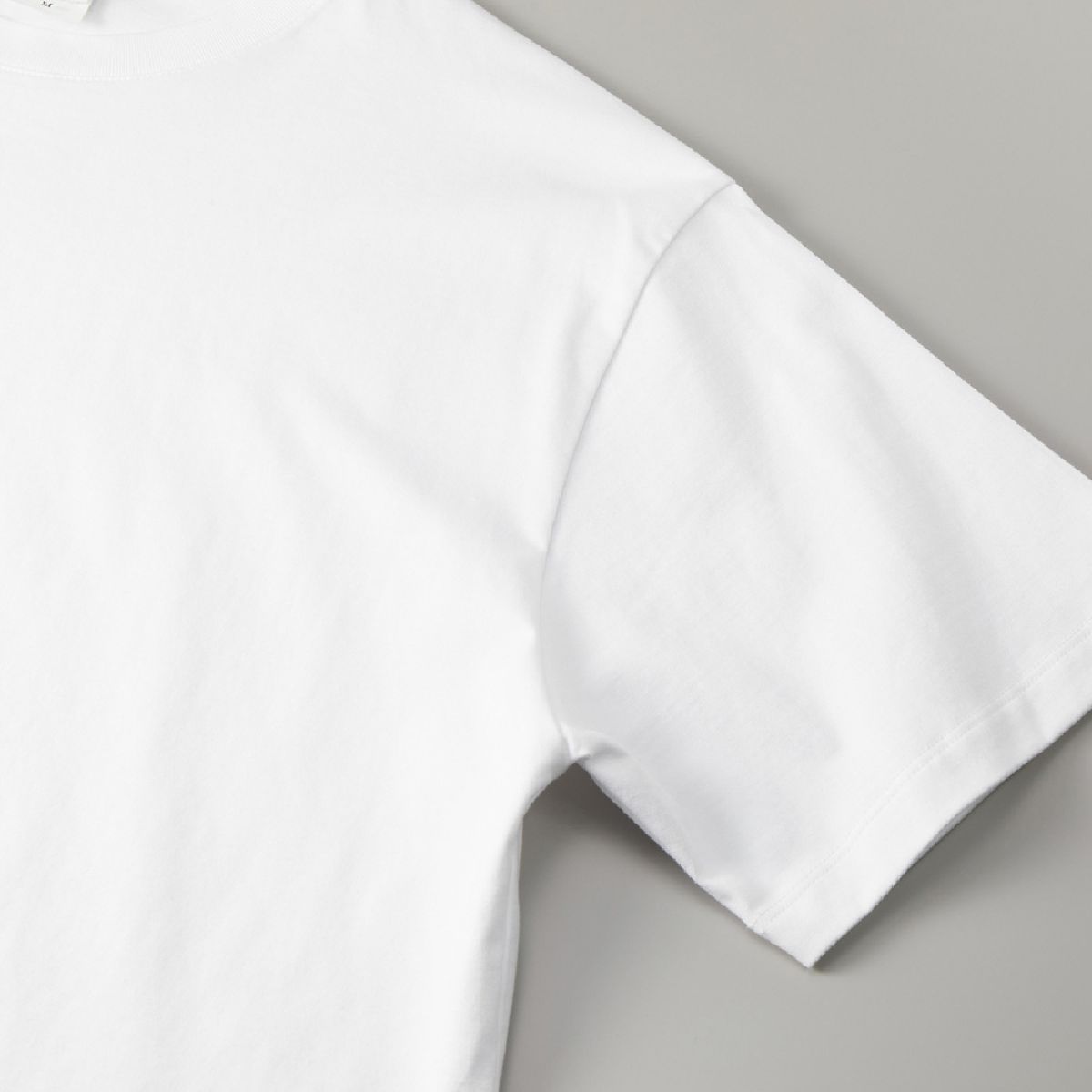 袖窿採用包縫工藝，袖口採用窄雙針縫製工藝。