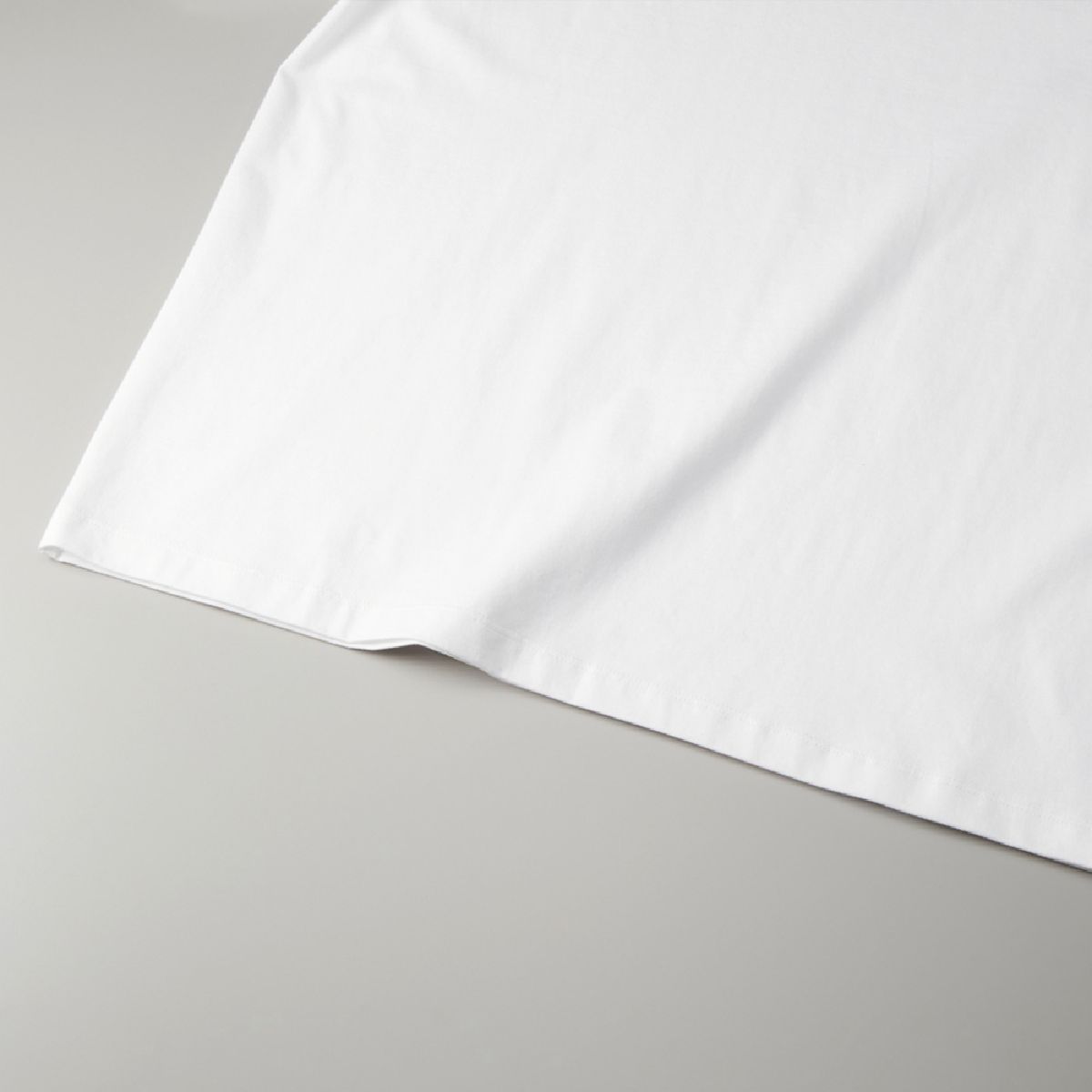 下擺採用窄雙針縫製。