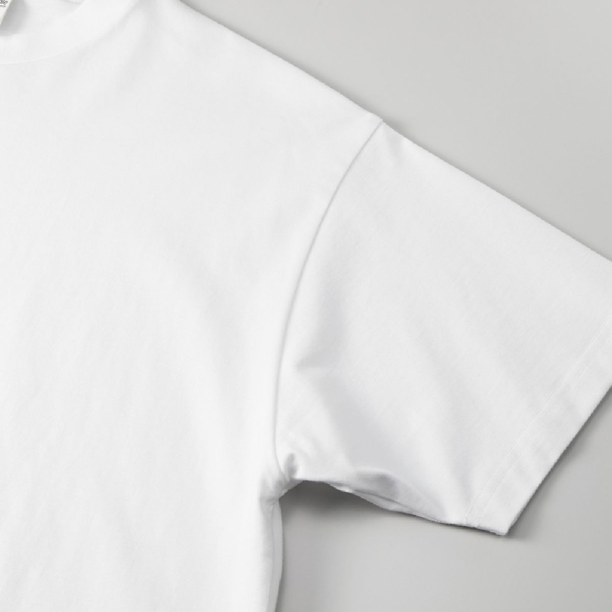 袖窿採用包縫工藝，袖口採用雙針縫製。