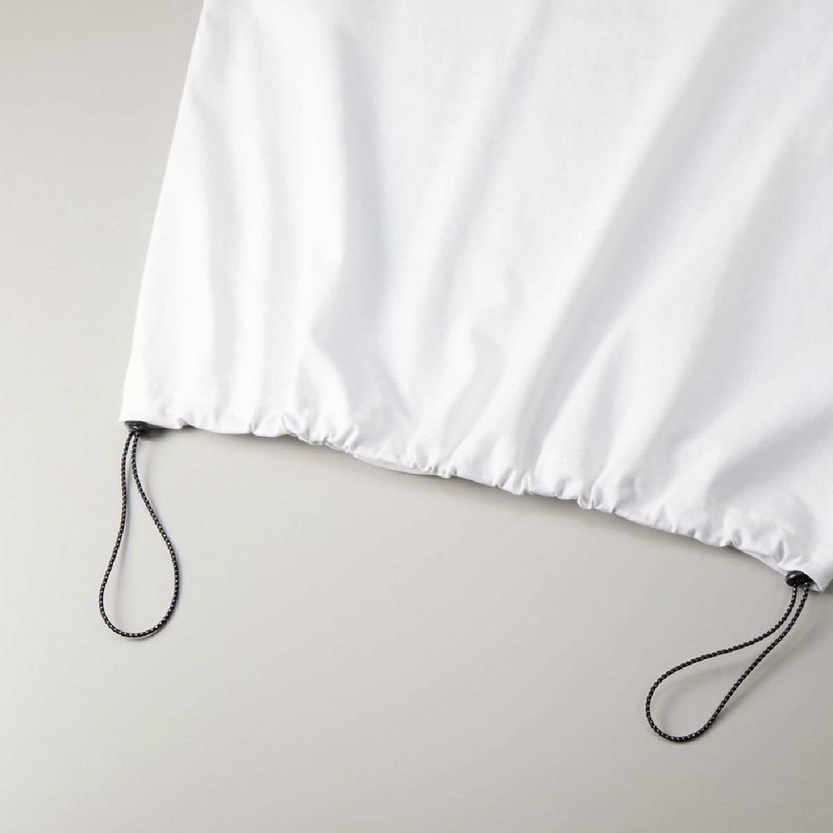 下擺可透過抽繩調整。