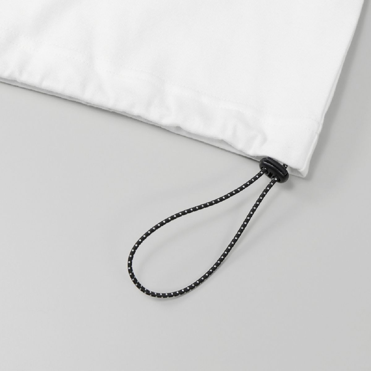 下擺有止扣和雙色抽繩。