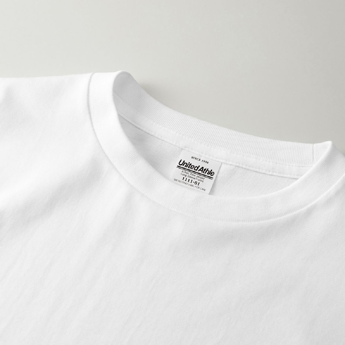 領口羅紋採用極簡主義的無縫設計。