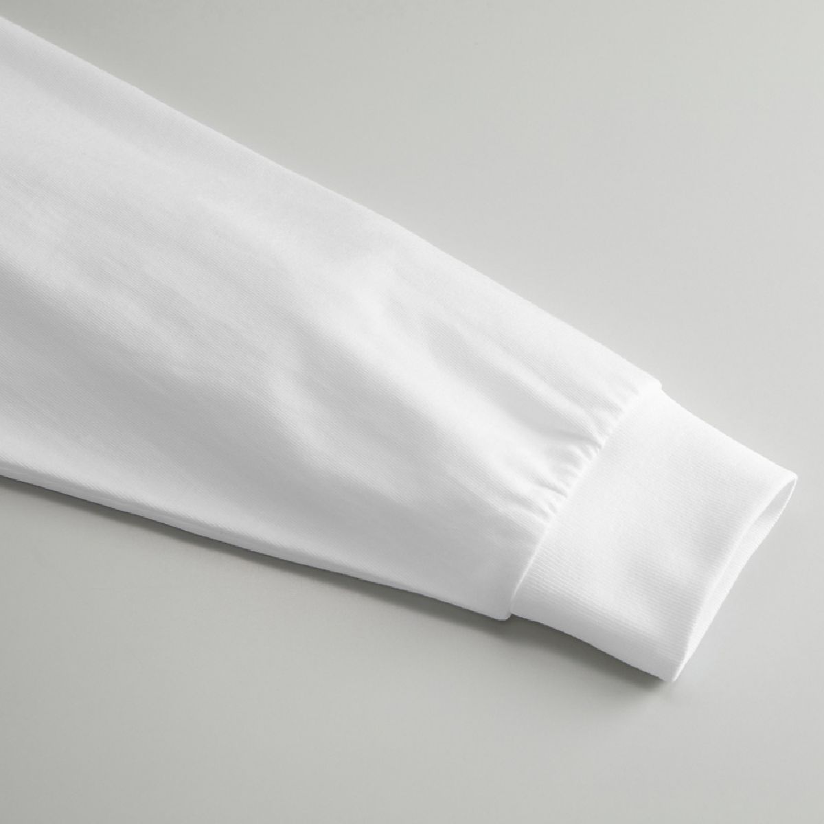 袖口採用加長型 2.1 英吋寬的羅紋設計。