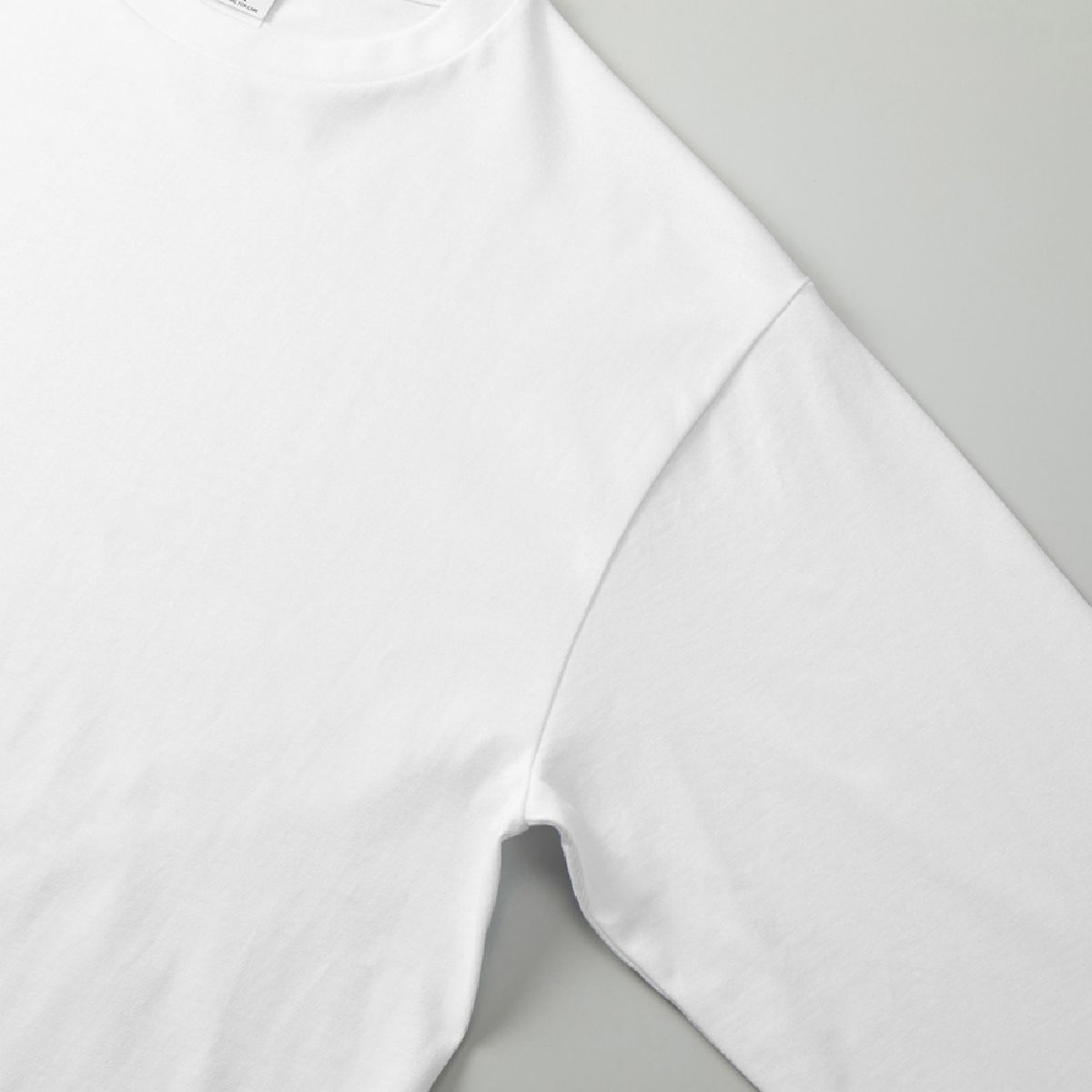 袖窿採用鎖邊縫製。