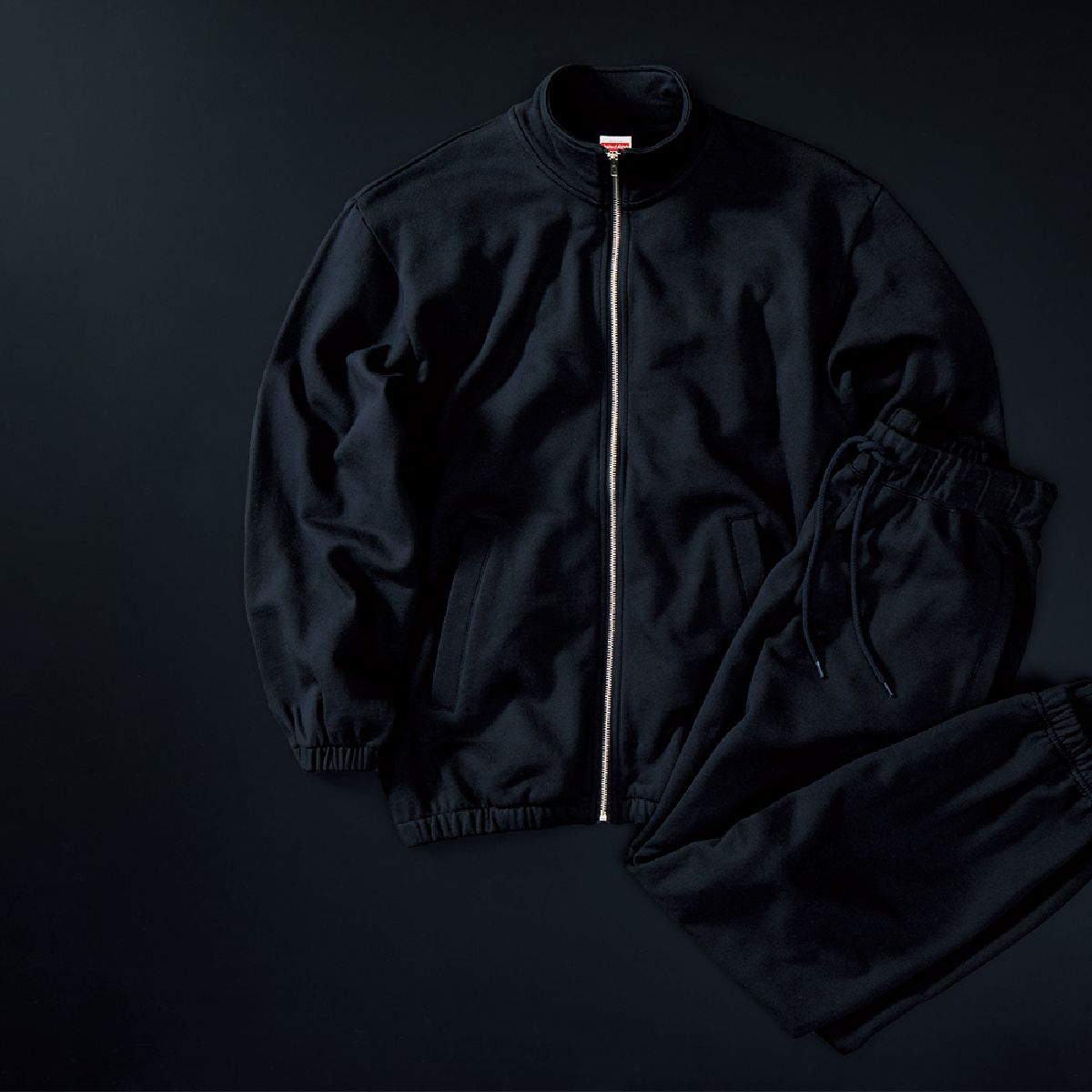 這款單品可搭配同款布料的上衣搭配穿著（照片中展示的上衣款式編號為 5245-01）。