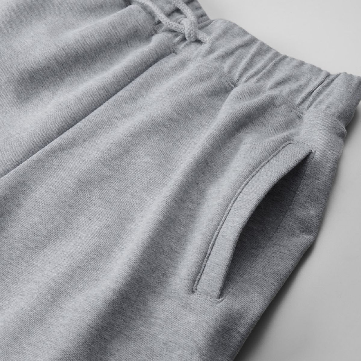 兩側略微向內凹陷的單貼邊口袋。