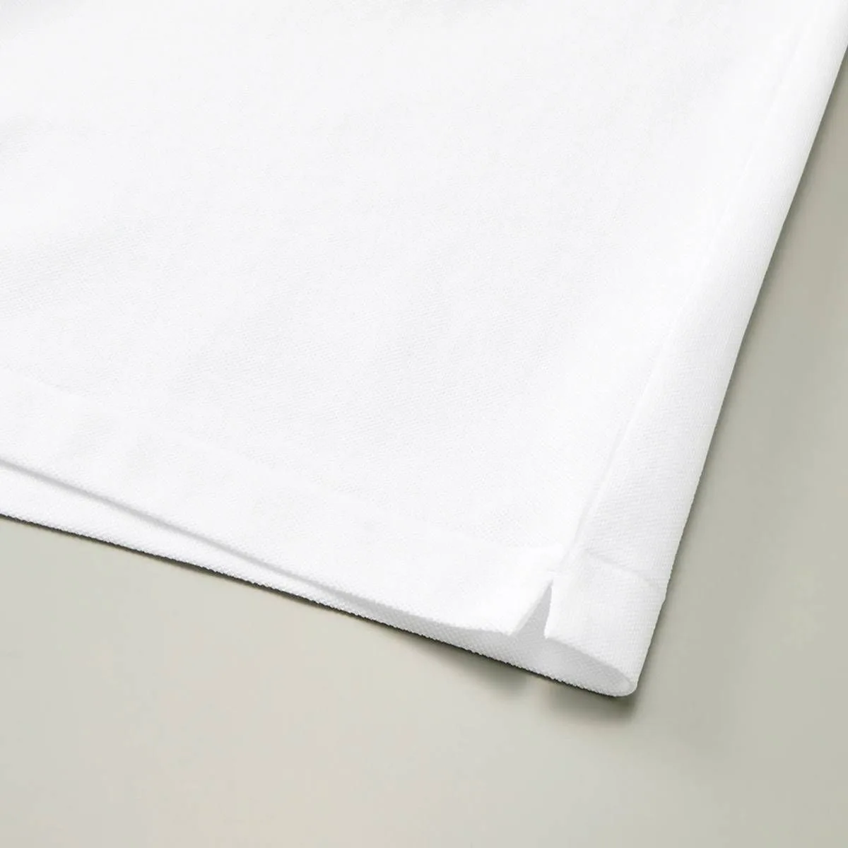 下擺兩側都有開衩。