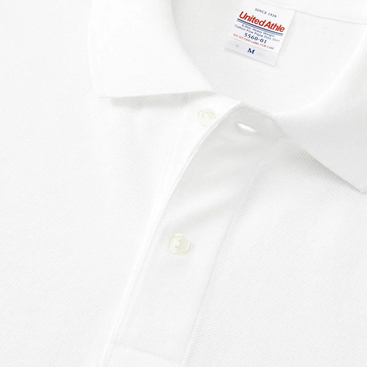 第一個紐扣的扣眼是水平的，用來抵抗側向力。