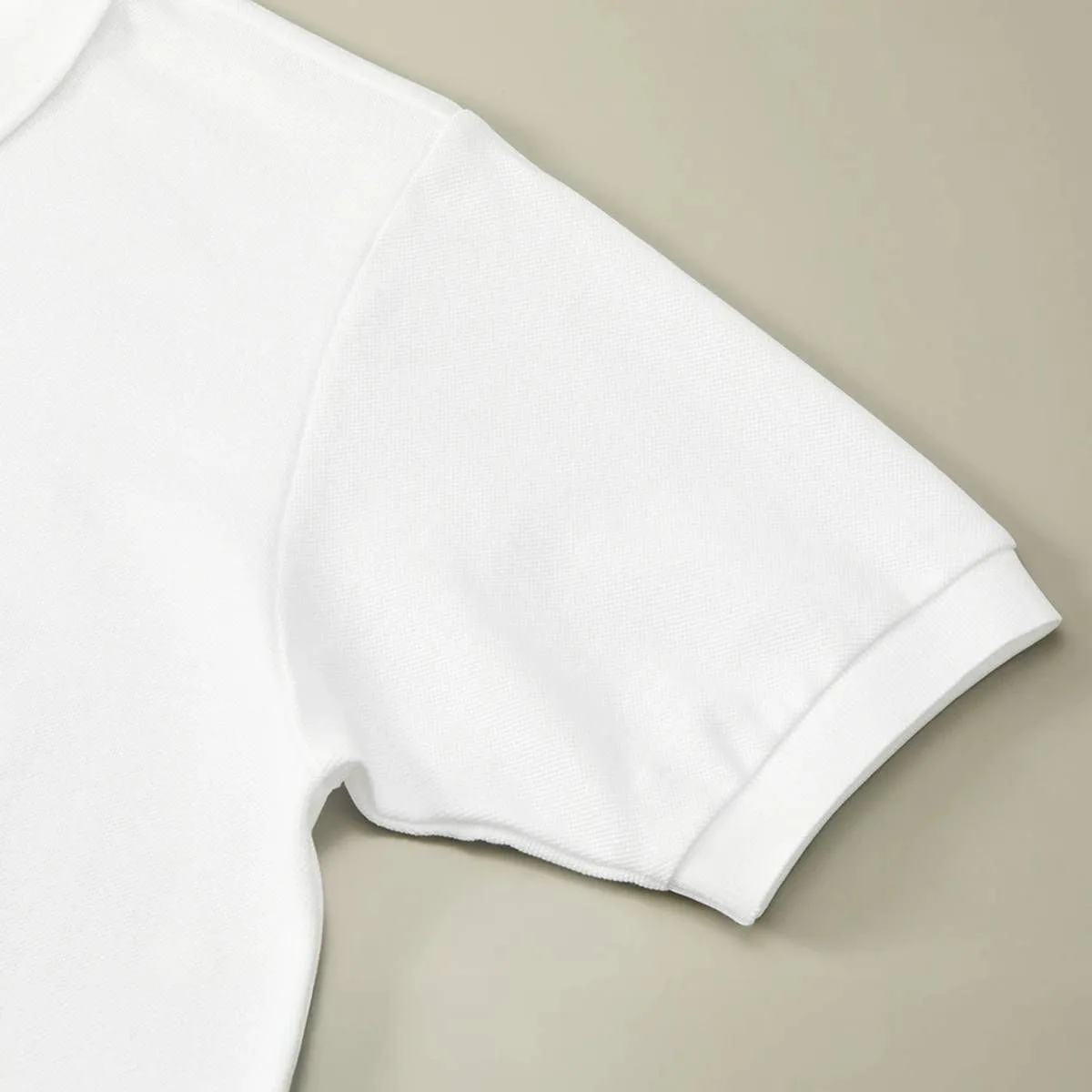 袖口採用羅紋設計。