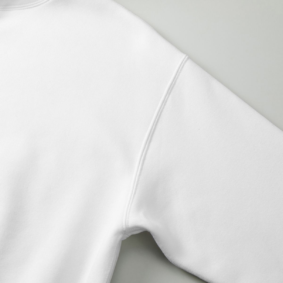 袖窿採用結實的雙針縫製工藝完成。