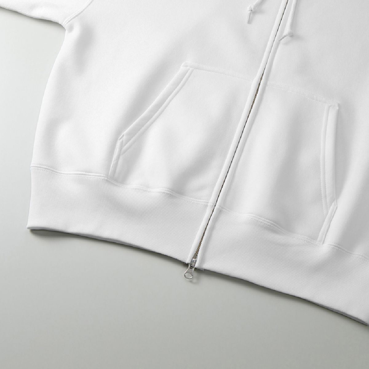 附有袋鼠口袋和羅紋袖口。