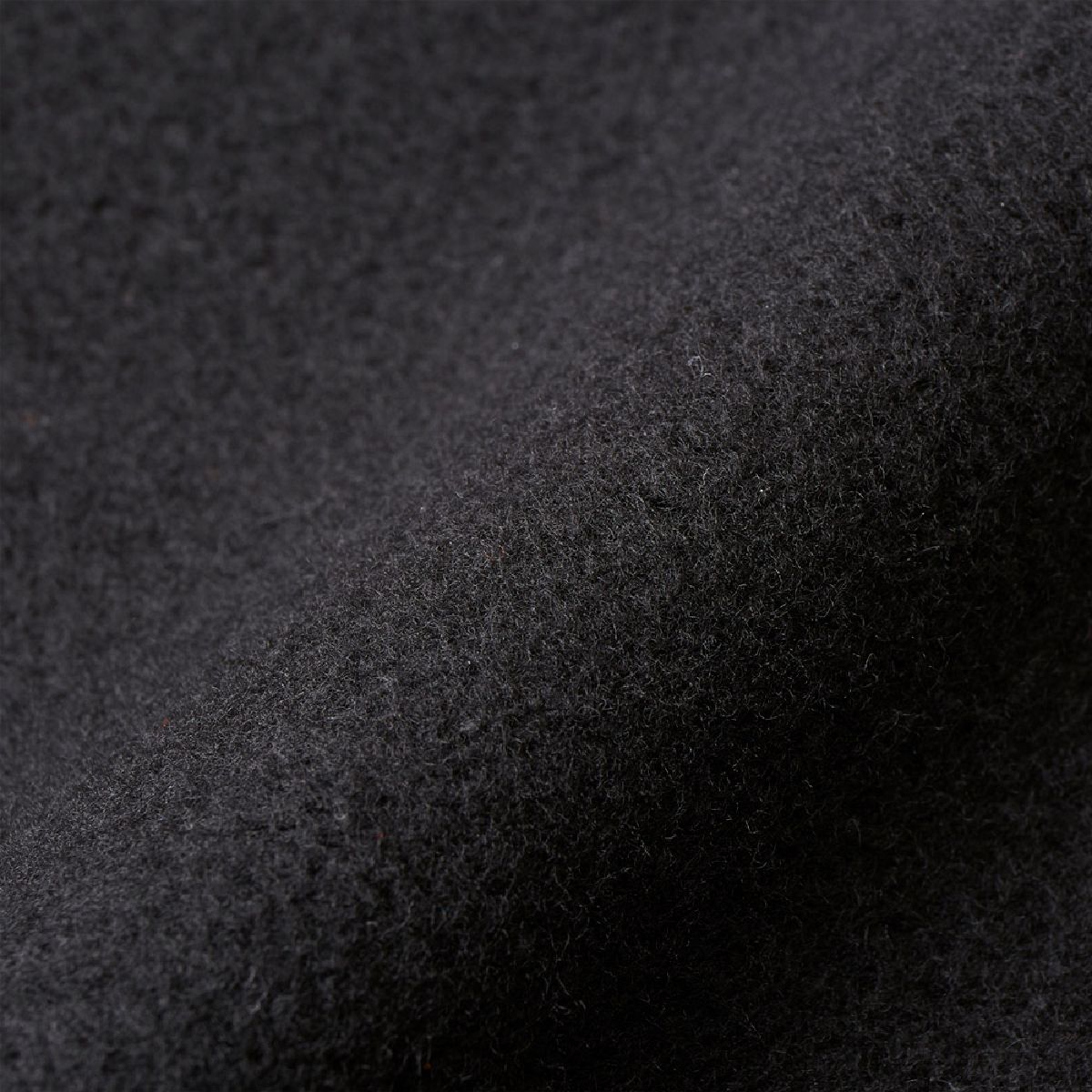 內襯具有極佳的保暖性，並採用柔軟蓬鬆的拉絨羊毛內襯。