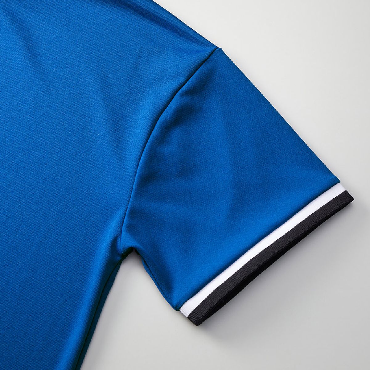 袖口採用雙色羅紋設計。