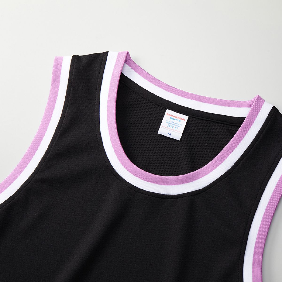 領口採用雙色羅紋設計。