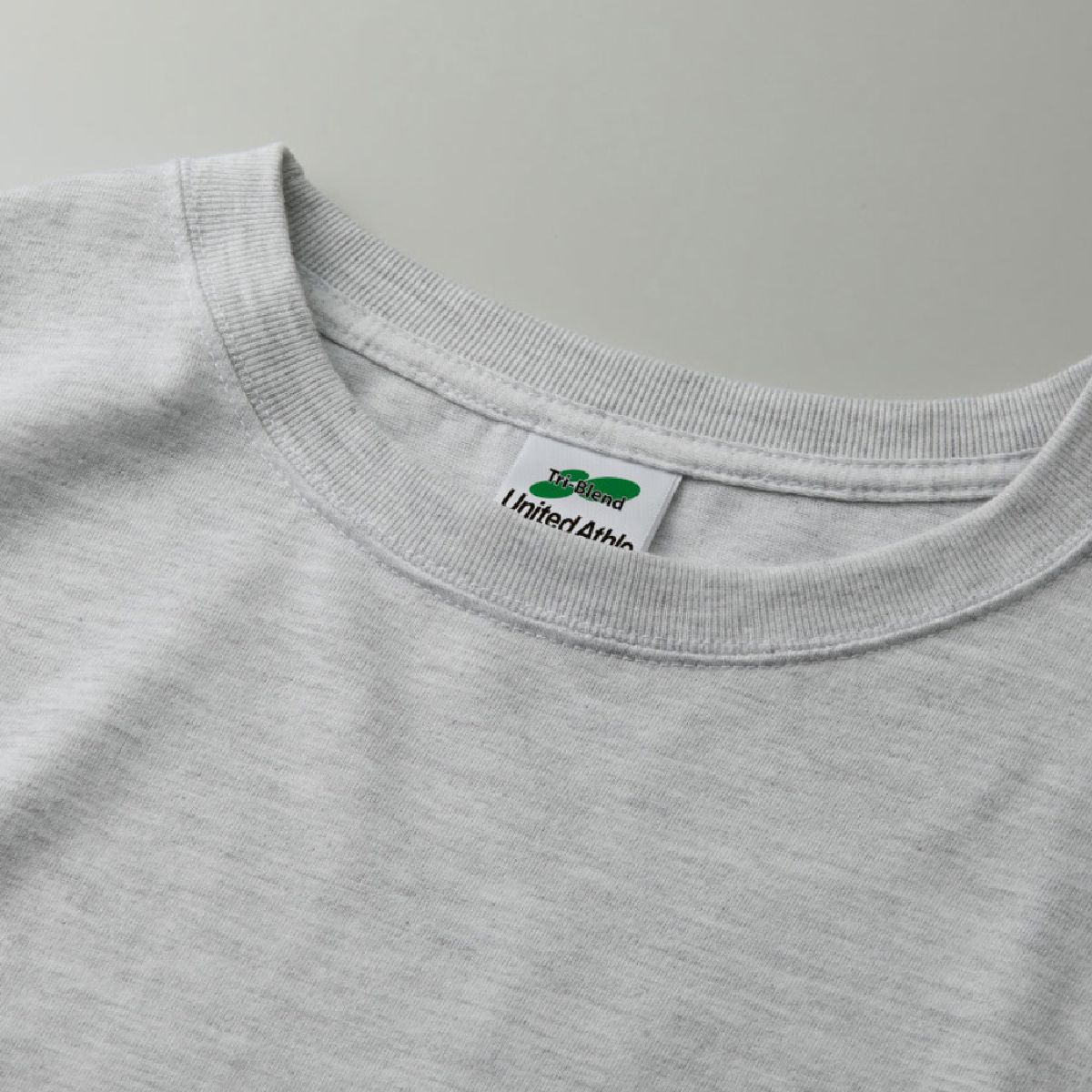 領口羅紋採用結實耐用的雙縫線縫製。