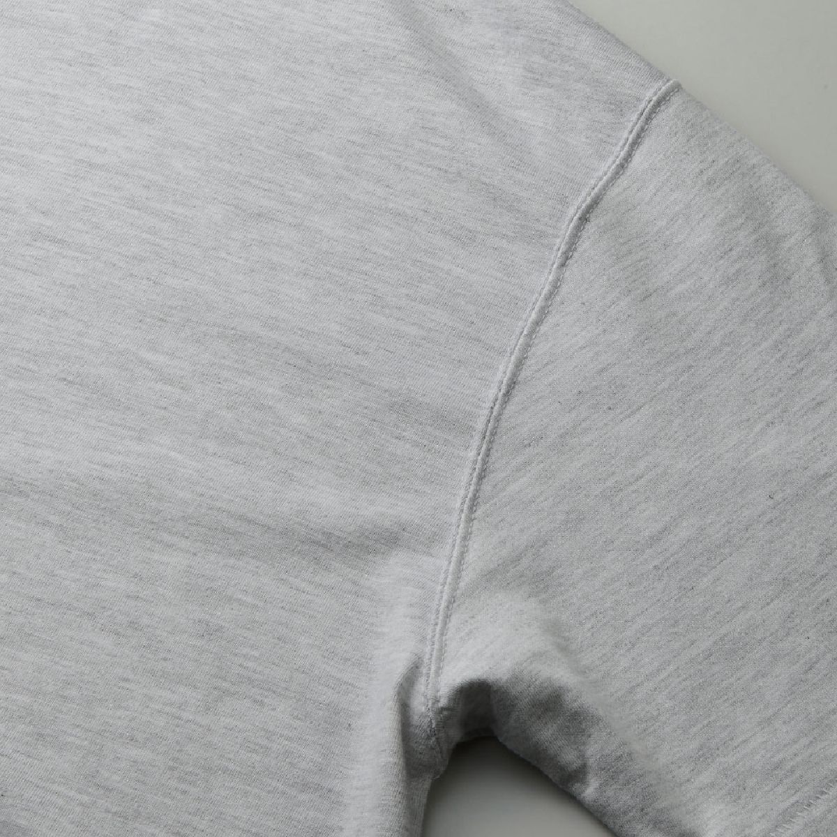 袖窿採用結實的雙針縫製工藝完成。