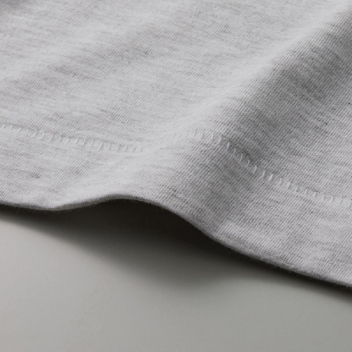 袖口和下擺採用單線縫合（上、下），較長的下擺用作裝飾。