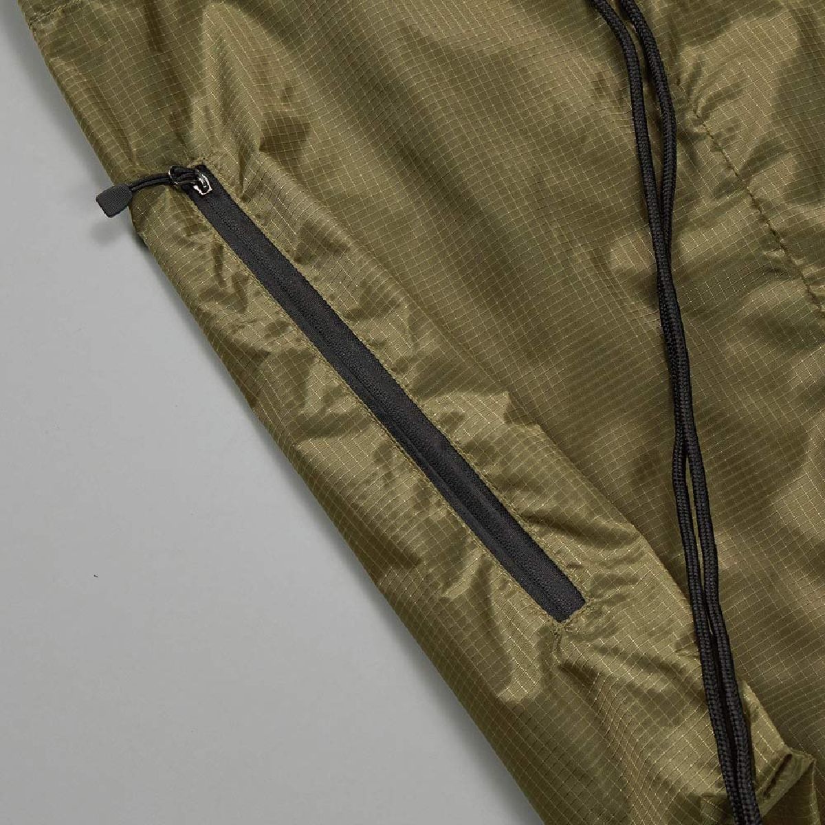 側面拉鍊在後面，即使您將其攜帶在背面