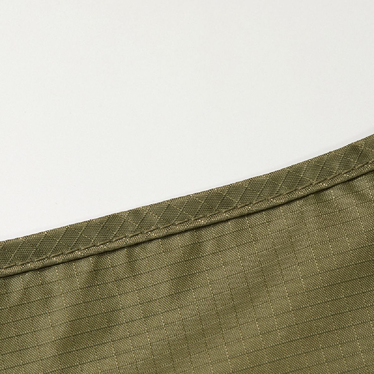 開口處採用結實的滾邊收尾。