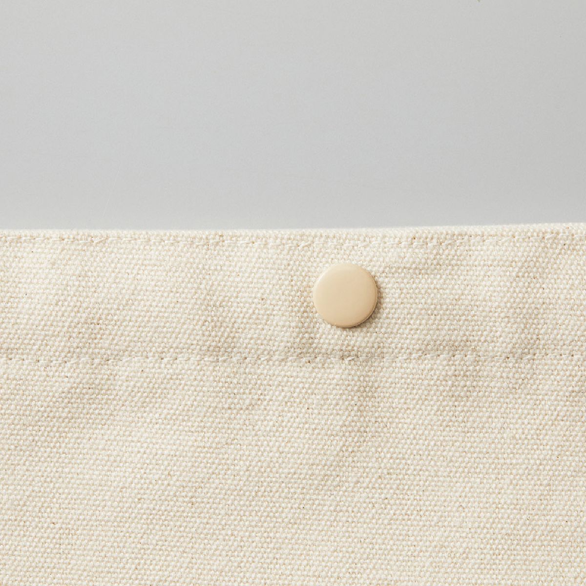 按扣的顏色與衣身顏色相同。