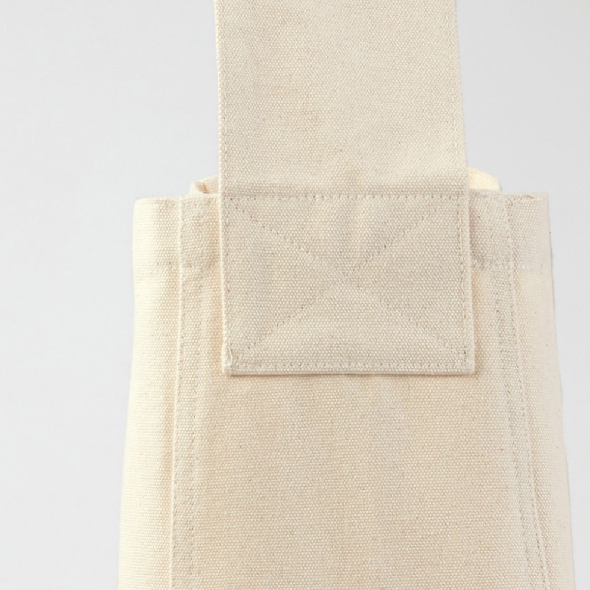 主體與肩帶的連接處以結實的縫線加固。