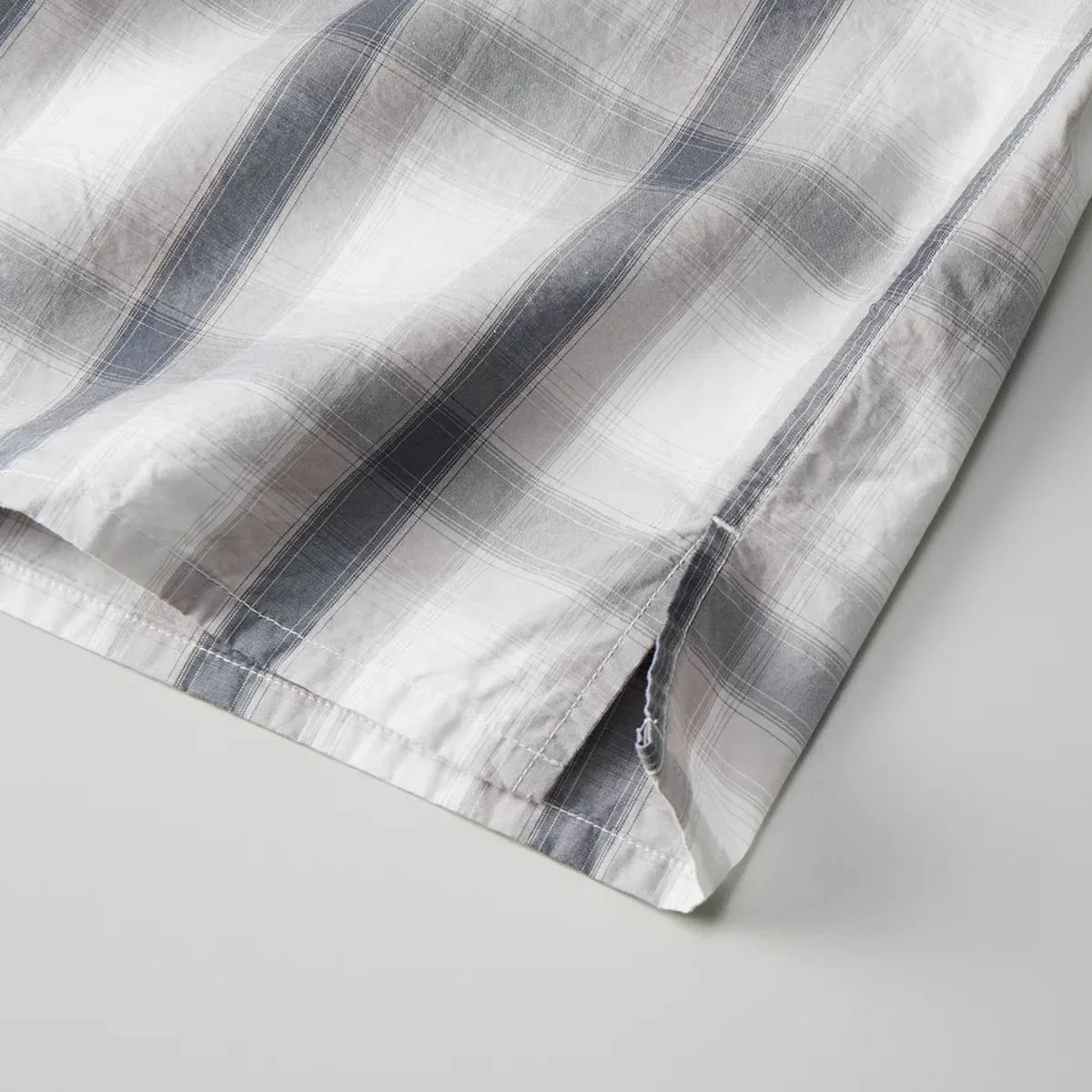 下擺兩側都有開衩。