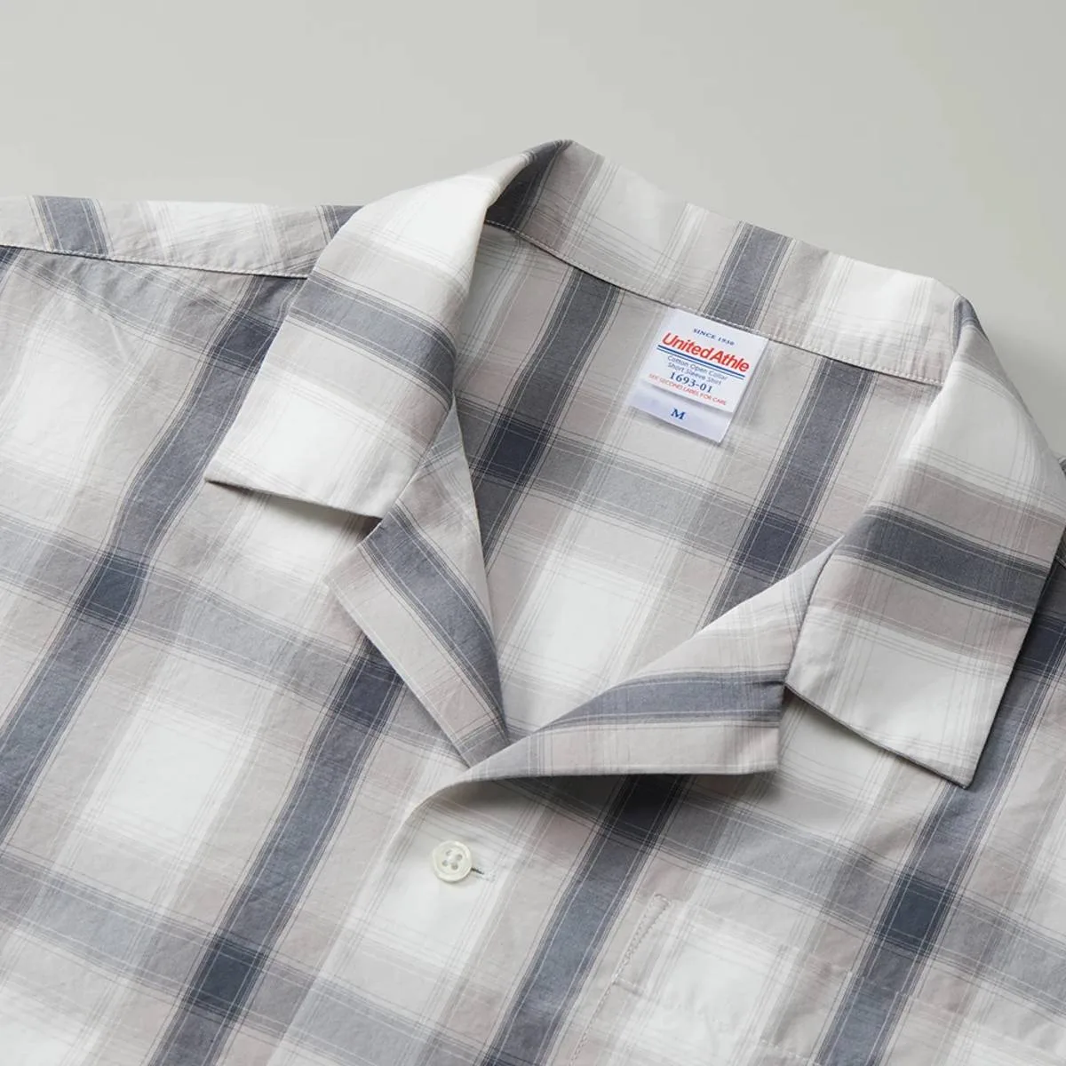 領子是敞開的。