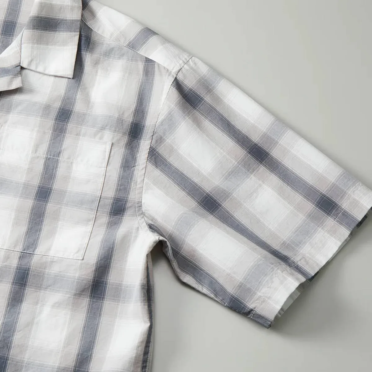 袖口採用單線縫合。