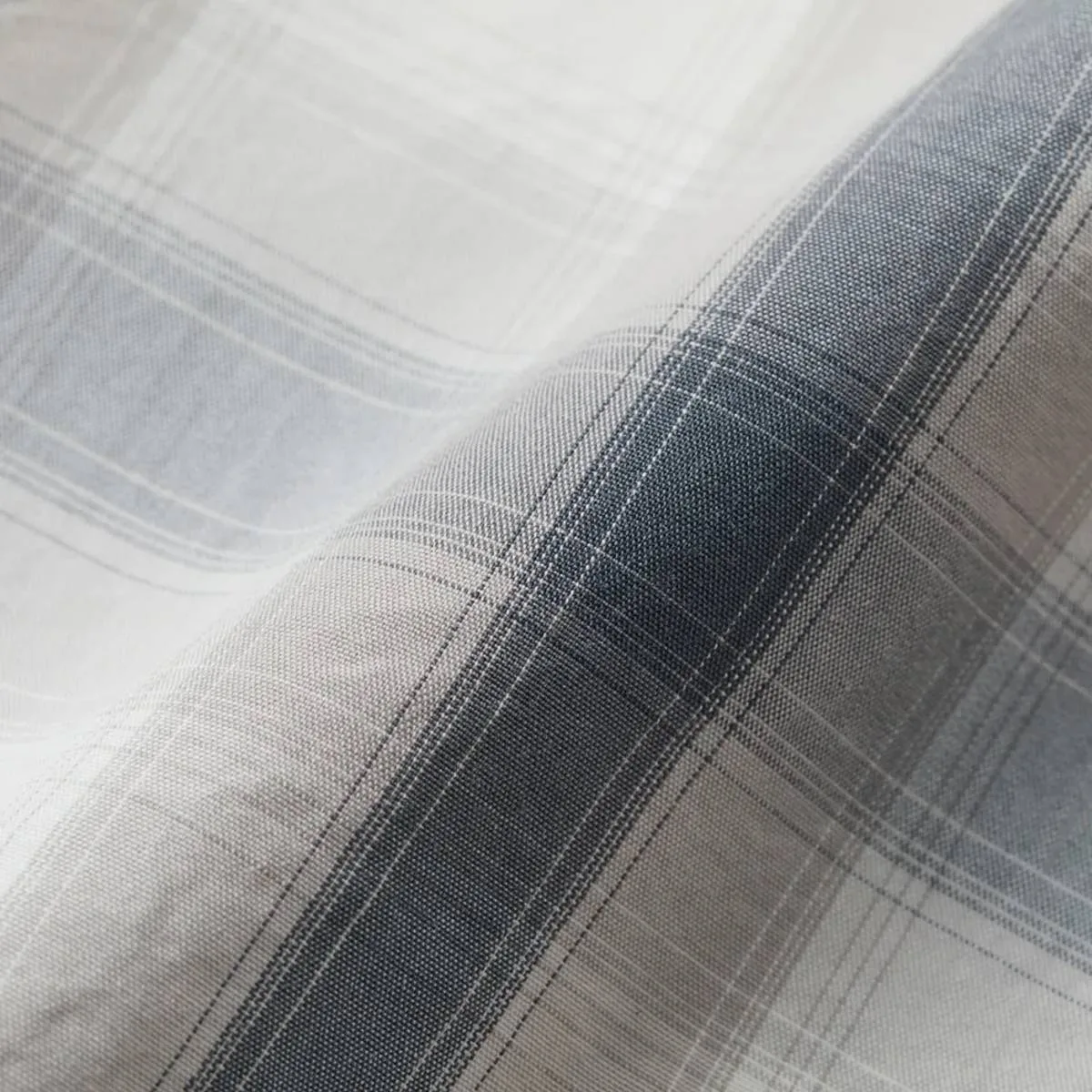 衣物洗滌過程可以適度降低衣物的硬度，並增加織物的柔軟質感。