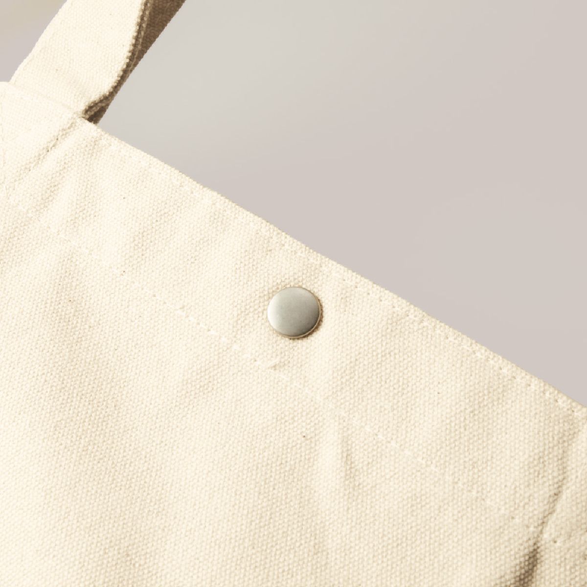 所有按扣都是銀色的。