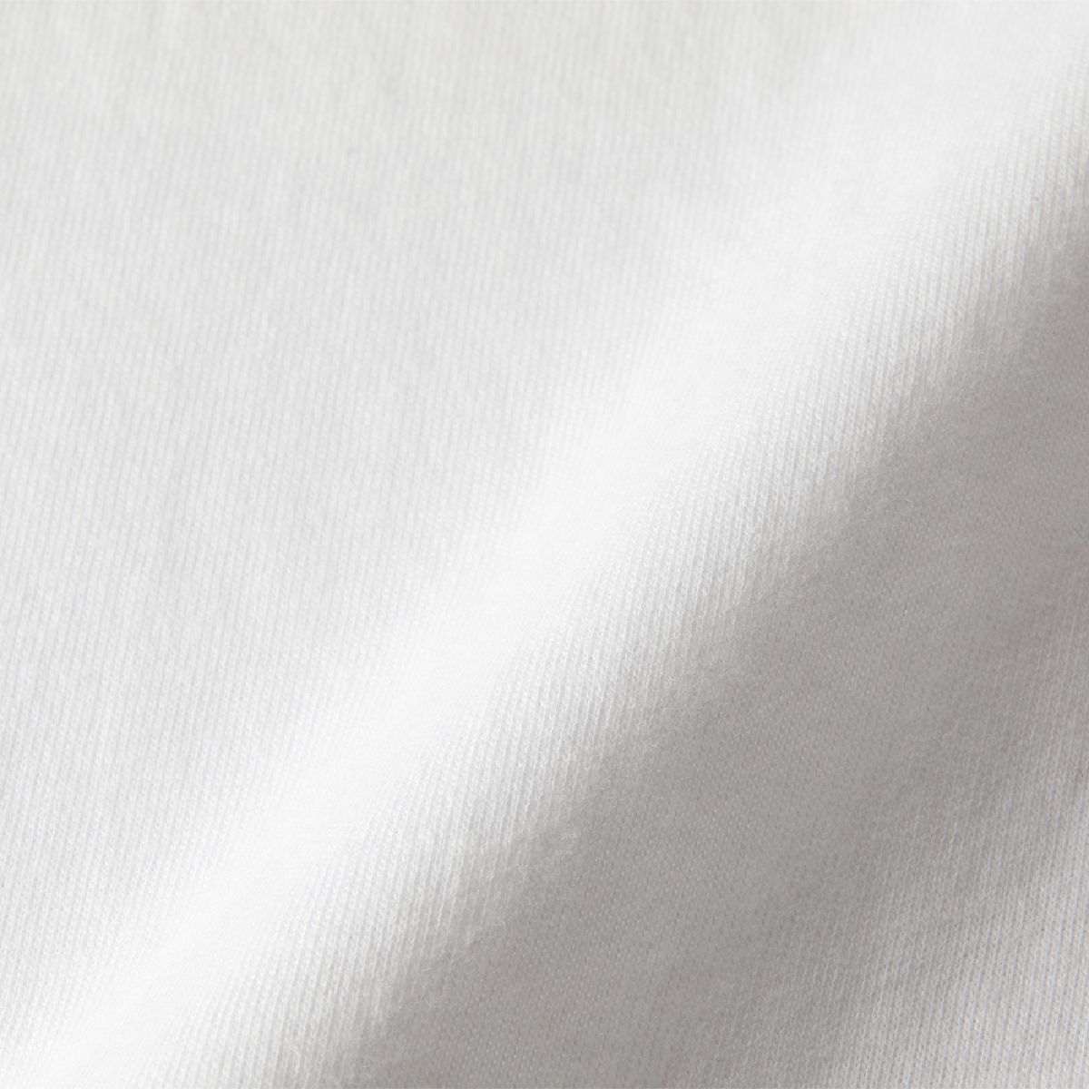 採用特殊處理的紗線製成的 5.6 盎司布料，可最大限度減少起毛球。
