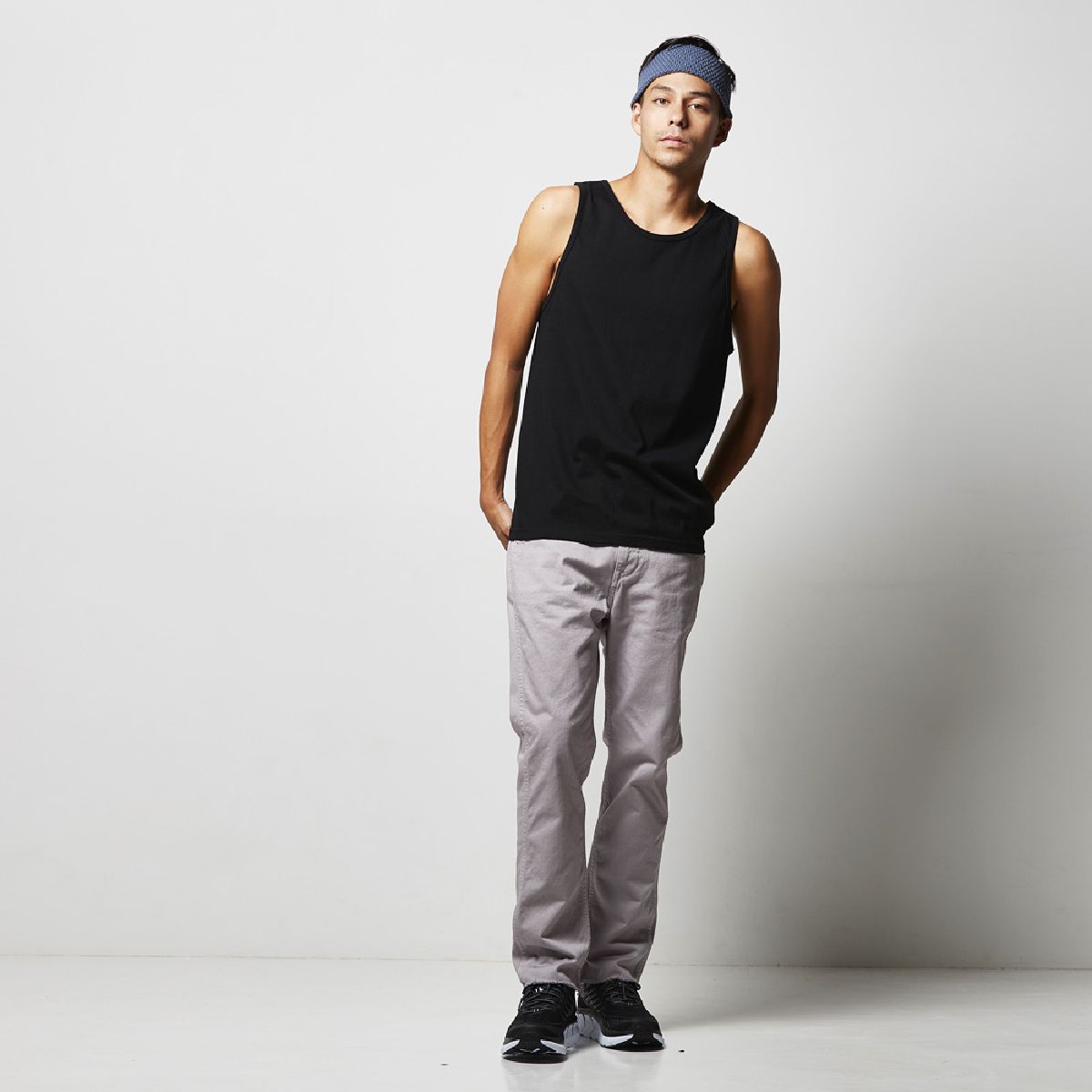 身高 182cm，穿著 L 碼，貨號 002，黑色。
